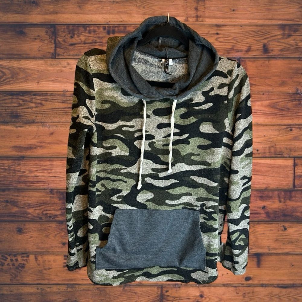 5 for $25🔥Glitzy Girlz Camouflage Hooded Long Sleeve Shirt Girls Size Medium